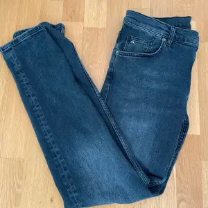 Riktigt stilerena J.Lindeberg Jeans! Skicket är i nyskick. Perfekt passform! Nypris: 1600kr