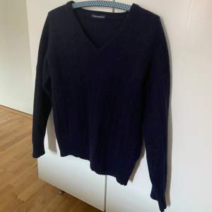 Marinblå tröja från Brandy Melville, one size (xs/s)