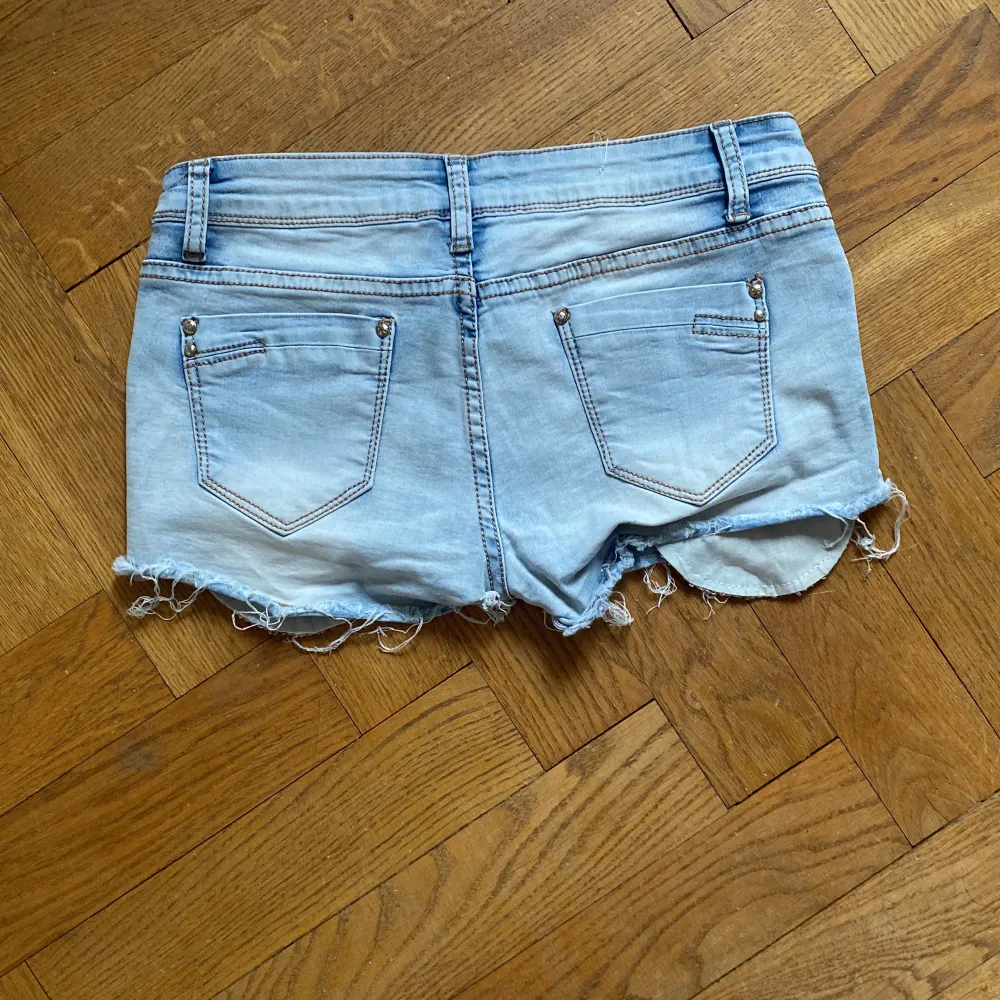 Så snygga lågmidjade shorts! Väldigt stretchiga och passar därför flera storlekar! Så fina detaljer där fram och leopard fickor!. Shorts.