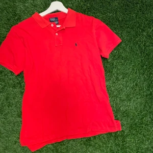 Polo piké  - Säljer nu min jätte fina polo tröja, detta är då den är för stor. Storlek L. 9/10 skick. Skriv om ni har frågor eller funderingar 