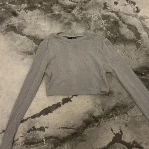 Grå topp - Super fin grå, ribbad topp från Shein. Lite kortare. Super skönt material. 