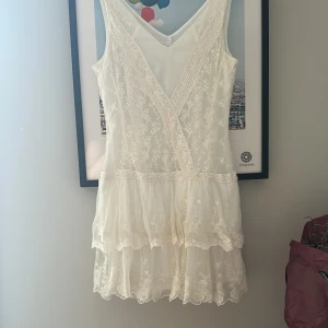 Vit klänning - Så himla fin vit klänning som är perfekt som konfaklänning eller studentklänning, eller bara som en sommarklänning. Endast använd vid fåtal gånger och inga fläckar eller defekter 🤗