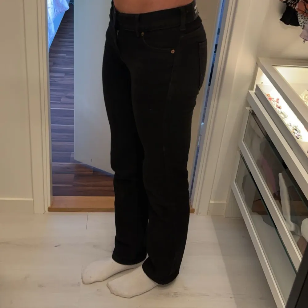 Svarta straight low waist jeans. Väldigt fint skick. Säljer då de ej kommer till användning. Nypriss 599kr. Kontakta för fler bilder eller funderingar✨. Jeans & Byxor.