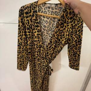 Leopard klänning mango