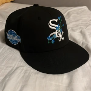 New Era Keps - Säljer nu en New Era keps som inte kommer till användning. Mycket bra skick! Storleken är 57,7cm och är köpt på JDsports. Kom med prisförslag.