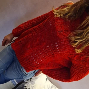 Stickad tröja - Säljer denna oversized stickade tröja i storlek xs men passar S-M bättre.