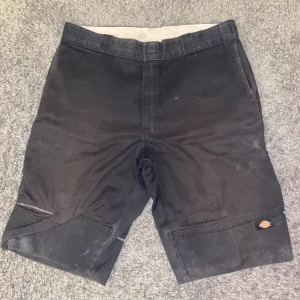 Dickies shorts  - Slitna gamla dickies byxor croppade till shorts. Använda för skating och byggarbete. Loose fit, storlek okänd (L ish). Bra kvalitet och tåliga. 