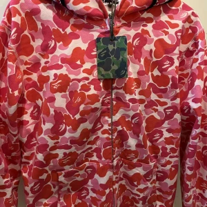 Rosa Bape hoodie  - Fullzip rosa Bape hoodie, oanvänd, jätte bra skick, fler bilder kan skickas. Pris kan diskuteras 