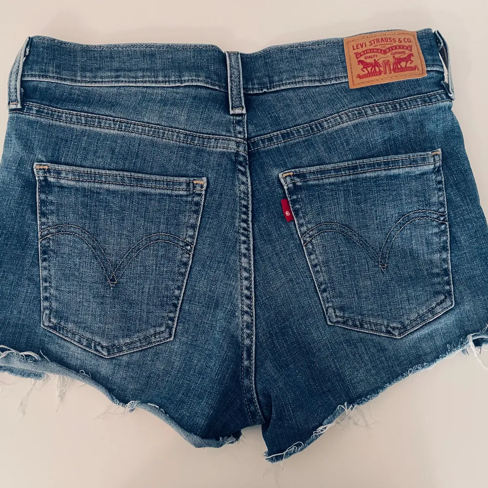 Supersnygga jeansshorts! Perfekta till sommaren! 💗 Skriv för fler frågor eller bilder! Stl 27 i midja. Shorts.