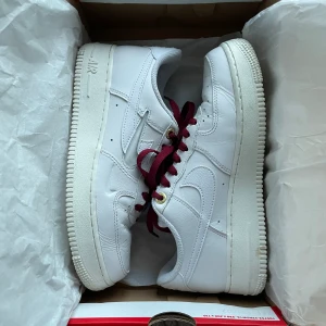 Nike air force  - Jätte bra skick använd ungefär 3–5 gånger  Kommer med ett par extra snören (vita)  Skickas med kartong  Pris kan diskuteras 