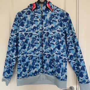 Bape hoddie - Helt ny oanvänd bape hoddie. Storlek S. Nypris 5499kr men säljer för 2000kr men pris kan diskuteras vid snabbköp 💕