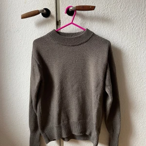 Stickad tröja  - Stickad tröja med slits längs ner vid ärmarna. Den är nopprig. 100 inkl frakt 🤍 (frakten är alltså inkluderad i 100kr) 
