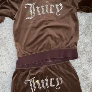 Brunt juicy sett Koftan stl S Byxorna stl XS 1200kr för båda delarna Bra skick