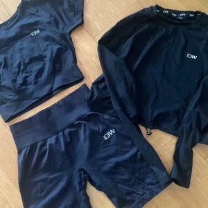 Träningsset ICanIWill storlek S - 3-delat träningsset från ICIW. Alla delar är i storlek S och det är nyskick på samtliga. Priset är för allting ✨