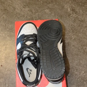 Nike dunk pandas - Säljer dessa nike pandas för att de inte kommer till användning längre.  Självklart äkta köpta från SC hype för 2500kr. Skicket är väldigt bra men Creases finns och man ser de nära inte från avstånd. Kontakta om du har några frågor eller liknande!  