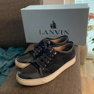 Lanvins - Säljer ett par snygga mörblåa lanvins storlek 42 passar 43 också, Dem är 7 av 10 skick, Tappat bort kvittot men dem är helt äkta skickar dem även med boxen, Har du frågor skicka dm. Lägg inte prisförslag under 2000