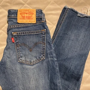 Levis jeans  - Kontakta för mer info 