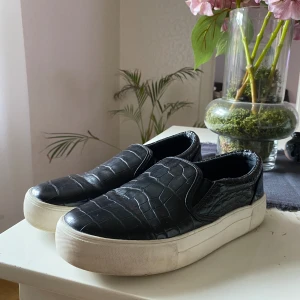 Skor - Ett par skitsnygga skor från NAKD! Knappt använda då jag har för mycket skor🙃  Snyggt svart ormmönster som passar till massa olika outfits och även snygga till sommaren!  Pris kan diskuteras vid snabb affär😊