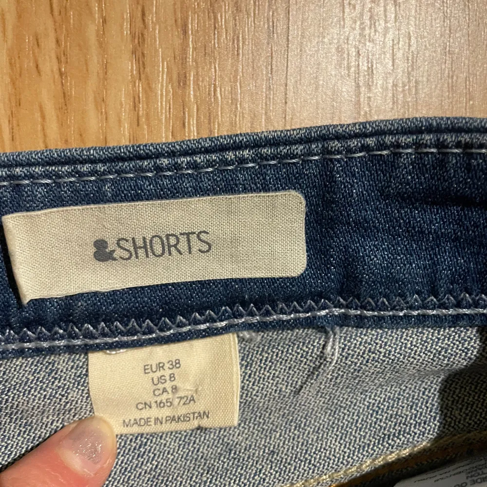 Lågmidjade shorts från hm  Stolek 38 men rätt så liten i storleken så skulle säga 36/s. Shorts.