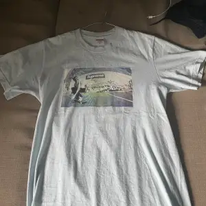 Galet snygg supreme Dylan rieder foundation t-shirt som är köpt i supreme butiken i london. Jag har knappt använt den, har använt en gång. Strl S men passar M också!