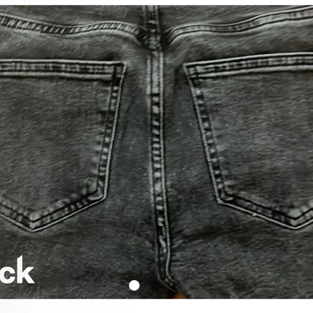 Superfina bootcut jeans!! Jättebra skick men möjligtvis lite urtvättade (se mina bilder 3 o 4) Midjemått rakt över: 32 (med stretch 5 cm större) Innerbenslängden: Ca. 75cm, köpta för 499kr, hör av er vid fler frågor💗💗. Jeans & Byxor.