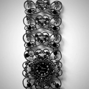 Klocka - Vackert armbandsur dekorerad med rhinestones  Alla rhinestones på plats  18 cm