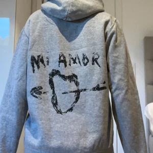 Mira Paris hoddie - Säljer nu denna superfina hoddie i nyskick!!💕