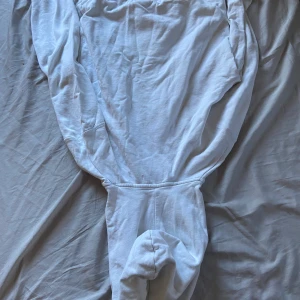 Vit polo hoodie  - Den är i bra skick en fläck på den som går bort med tvättmaskin. Ordinarie priset är runt 1000 kronor 