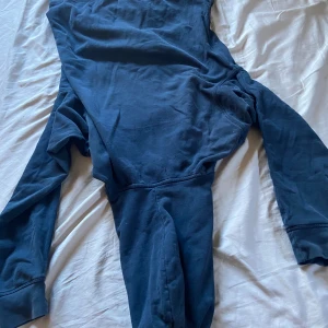Polo hoodie - Den är i bra skick med inga fläckar eller hål och inte jätte använd. Ordinarie pris är runt 1000 kronor. 