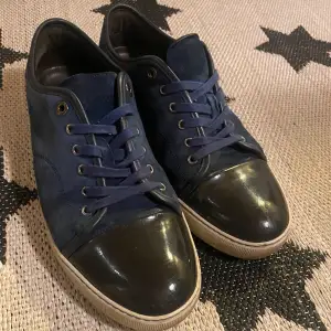 Säljer dessa as fräscha lanvin skor, kan även ta emot golden goose sneakers ifall någon vill. Färgen går inte att få tag på längre så dessa är väldigt limiterade. Bara skorna medföljer :)