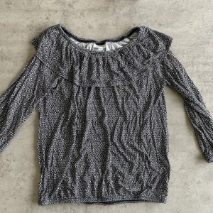 Blus - En jättefin svart vit blus som inte kommer till användning längre! Den ser väldigt liten ut men materialet är en material som är så mjukt att man kan töja ut det! Storleken är 152 men den passar även mig som har s!❤️den har inga skador! 