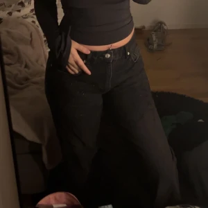 Svarta byxor från zara med detaljer - Säljer dessa snygga jeans från zara som jag inte använder längre, har inte använt som så mycket. Jag är 170 och sitter bra i längden. 