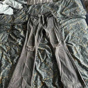 Gråa jeans  - Gråa jeans med hål vid knäna