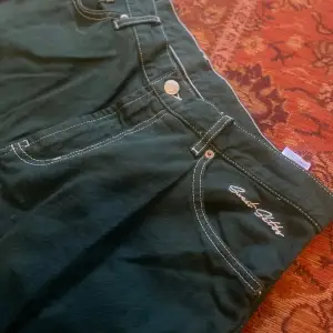 As feta militärgröna jeans från Sweet Sktbs!🔥 Köpta på Yunkyard för ca 900kr men de säljs inte där längre, lite slitna vid hälarna (se sista bilden)