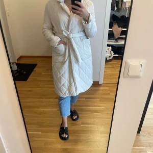 Vårjacka  - Jättefin vårjacka i strl S. Använd enstaka gånger. I nyskick. 