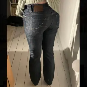 Säljer dessa superfina Lågmidjade jeans! Köpa här på plick, men kände sen att dem inte riktigt passa mig💗Vet ej midjemåttet men skulle gissa på 74💗Tror det är en stl 34 men osäker!!(lånade bilder) har tyvärr inga fler bilder!!💗