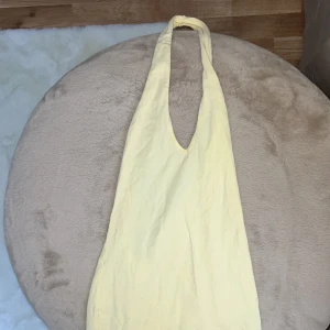 Gul klänning  - tight gul klänning som är öppen i ryggen💛