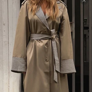 Trenchcoat SÖKER - Söker denna trenchcoat som Sanna Jörnvik gjorde i ett collab med NAKD. Helst 38/40.