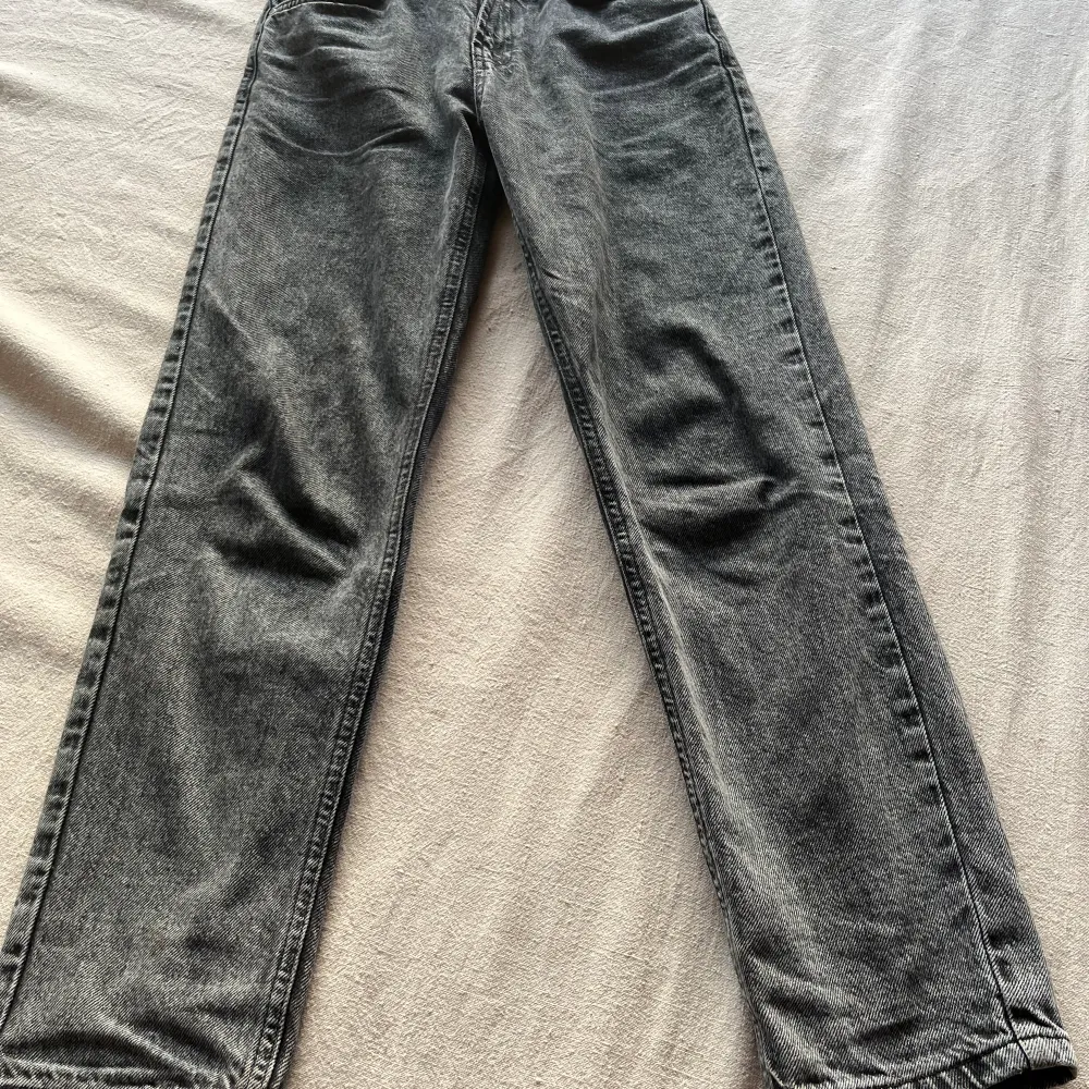 Ett par gråa jeans ifrån märket GRUNT i mycket gott skick då de bara är använda ett fåtal gånger. Byxorna är i storlek 25.. Jeans & Byxor.