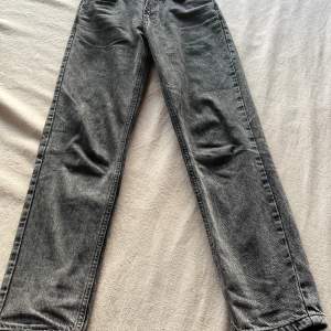 Ett par gråa jeans ifrån märket GRUNT i mycket gott skick då de bara är använda ett fåtal gånger. Byxorna är i storlek 25.