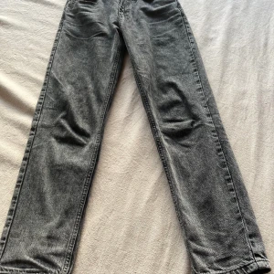 Gråa jeans från GRUNT - Ett par gråa jeans ifrån märket GRUNT i mycket gott skick då de bara är använda ett fåtal gånger. Byxorna är i storlek 25.