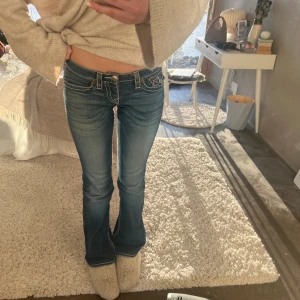 true religion jeans - strl 27 modellen är 175 cm lång inga defekter, skulle säga att de är nyskick jag kan fixa mått💞