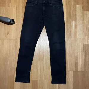 Svarta Replay - Snygga svarta Replayjeans. Mått 30-32. Byxorna är lite vaxade. Stretch.