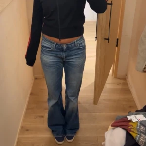 Coola jeans - Så snygga jeans i perfekt modell, säljer då jag har för många. Jag är 166 och är en S/M. Ytterst lite använda.
