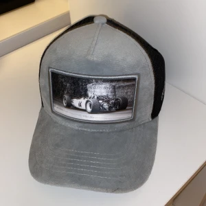 Velvet keps - Velvet keps som jag använt 1,2 gånger väldigt bra skick och köpde den för 500 och därför priset.