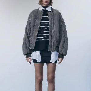 Zara jacka!!!  - Superfin jacka ifrån Zara! Säljer pga att den inte kommer till användning! Fint skick! 💕 köparen står för frakten! 250kr + frakt! Perfekt till vår och sommar!