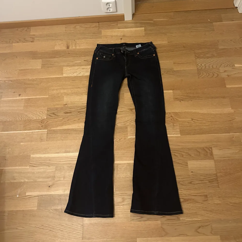 True religion jeans, andvända en gång och säljer pga att de var lite stora. Storlek 27 passar nog även 28🫶🏻 Nypriss 1299🫶🏻 Kontakta för fler bilder. PRIS GÅR ATT DISKUTERA!. Jeans & Byxor.