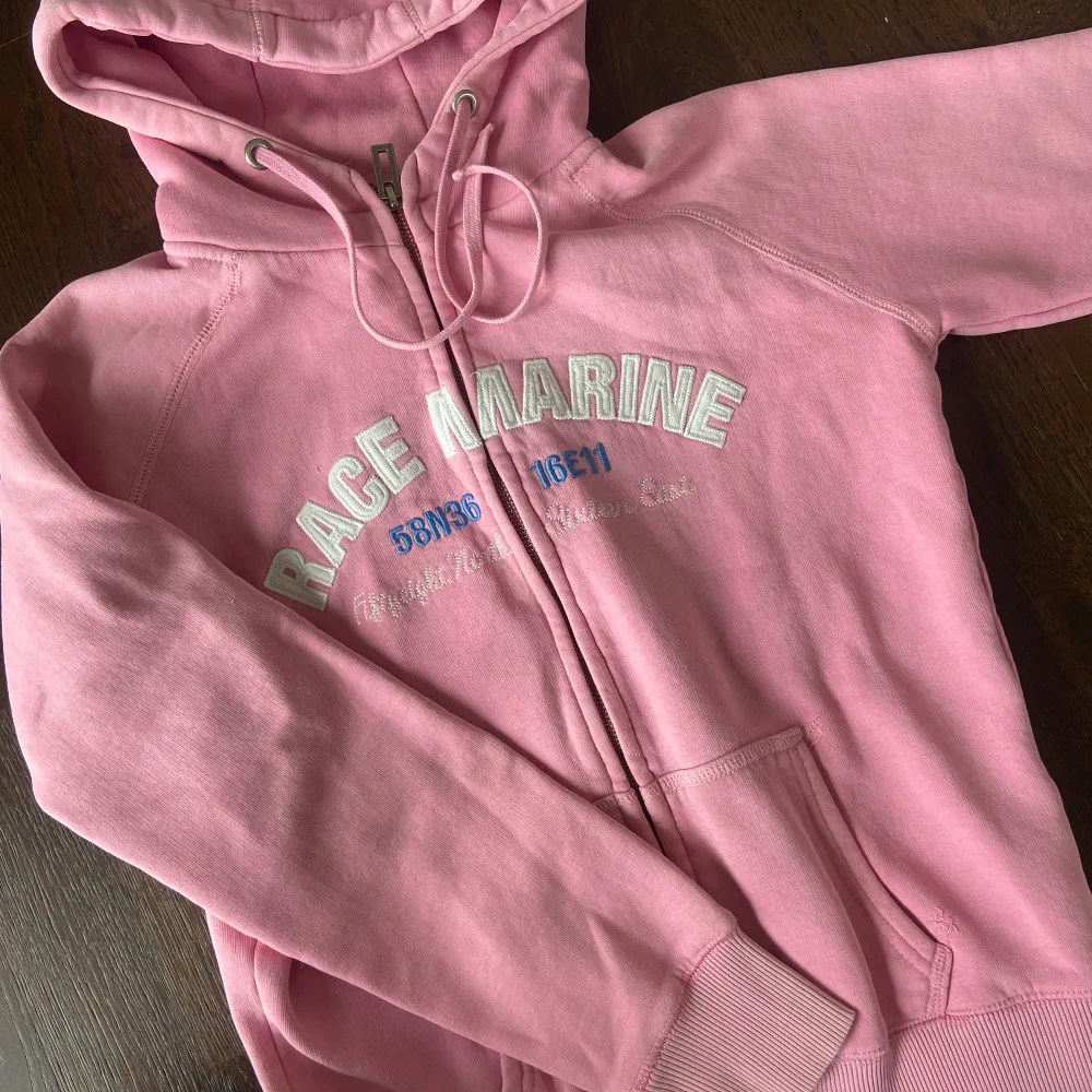 En väldigt fin zip up hoodie av märket Race Marine. Har lite skavanker som syns på sista bilderna. Inget allvarligt men därav priset. Skriv till mig vid frågor eller förhandlingar! . Hoodies.