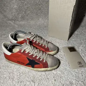 Säljer Golden Goose skor | sitter oftast 0,5 storlek stort, storlek:  41| Nypris: 5800kr, pris: 1799 | Ingår: skor, box, golden goose kort| Skorna är i mycket bra skick 🤩| Vid frågor tveka inte på att skicka ett meddelande till oss! 📩