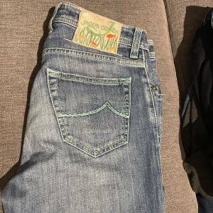 Jacob Cohen - Säljer nu mina riktigt schyssta jacob cohens då jag inte använder de längre. Jeansen är i bra skick då de ej använts såpass mycket.  Nypris ligger på runt 5000 mitt pris: 1200